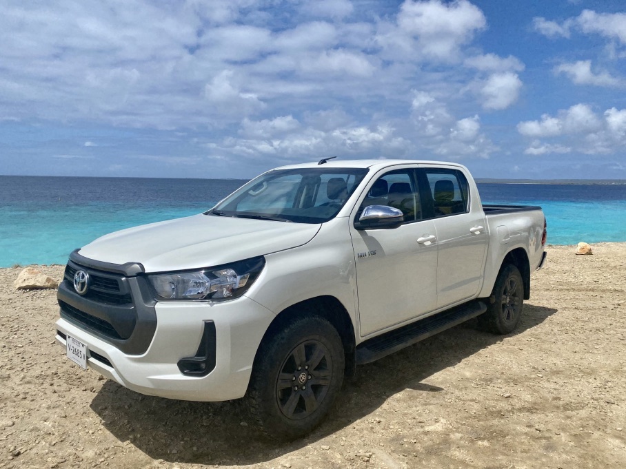 Toyota hilux high deck with automatic transmission for rent at pickup huren bonaire