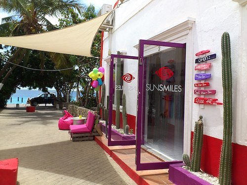 Afbeelding van de 'Sunsmiles' winkel in Bonaire, gespecialiseerd in het verkopen van gepersonaliseerde slippers voor een unieke schoenervaring.