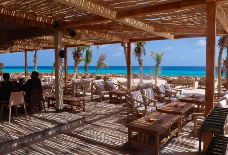 Het terras van beach club ocean oasis op Bonaire