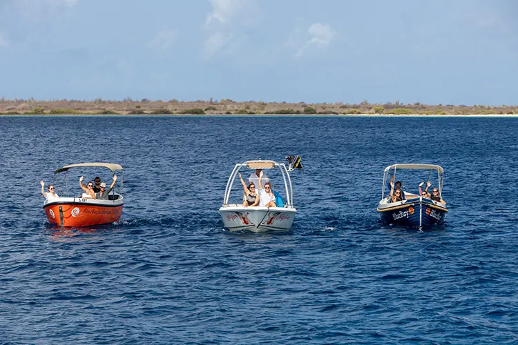 Drie kleine huurboten voor anker voor het pittoreske Klein Bonaire. Huur een boot of boek een tour bij onze partner en geniet van speciale kortingen op pick-up verhuur bij Pickup Huren Bonaire.